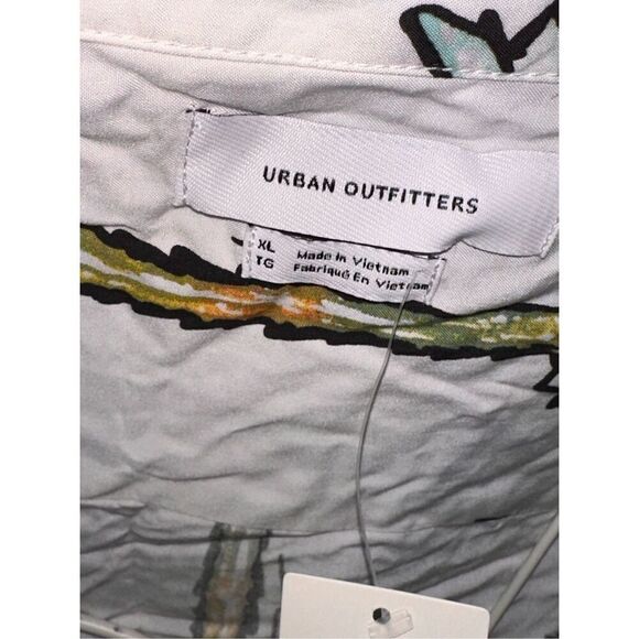 NEW WITH TAGS UO URBAN OUTFITTERS Gradient Palms Rayon Short Sleeve Button-Down - Picture 11 of 12